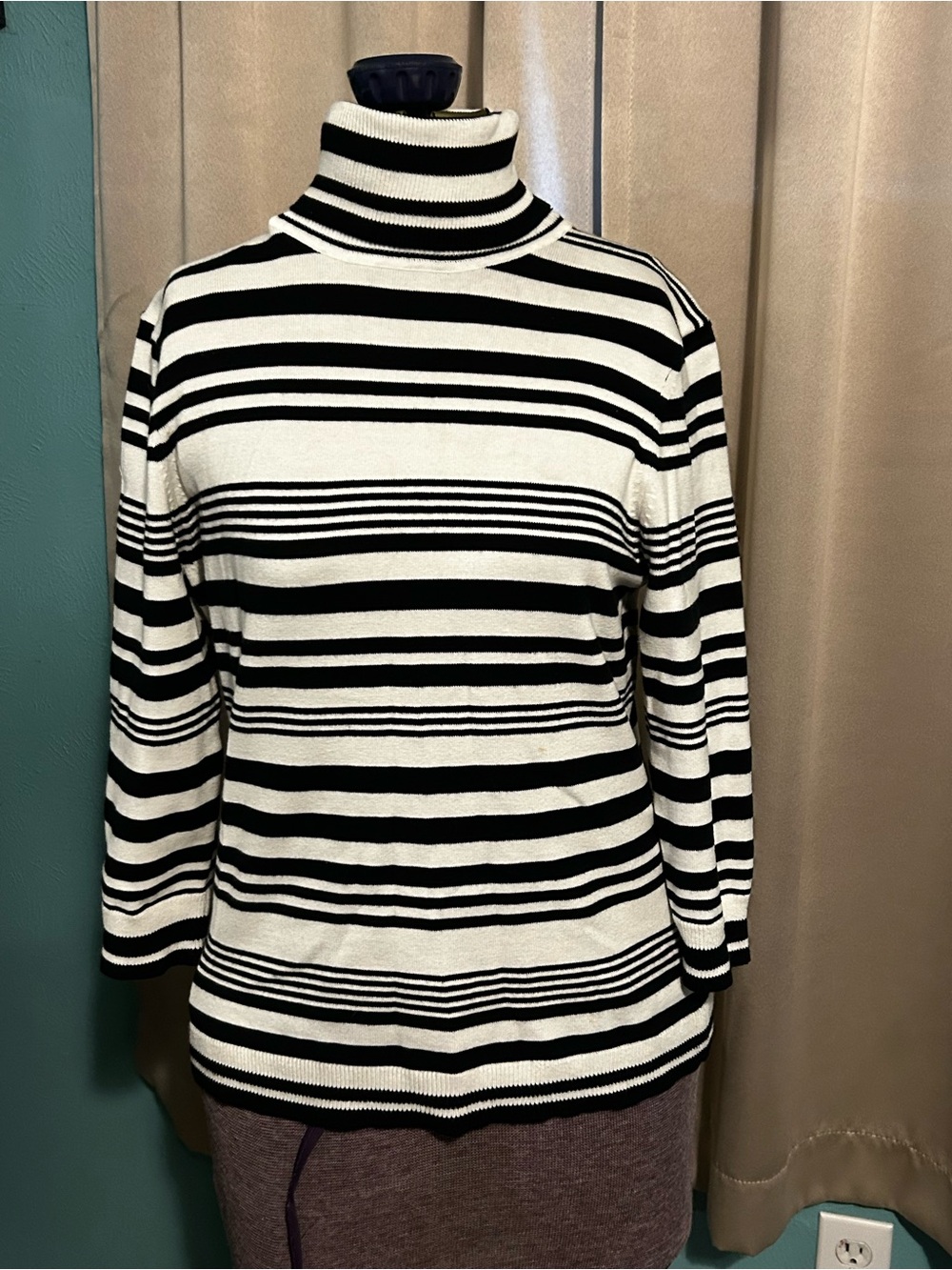 GAP Black and White Striped Stretch Crew Sweater